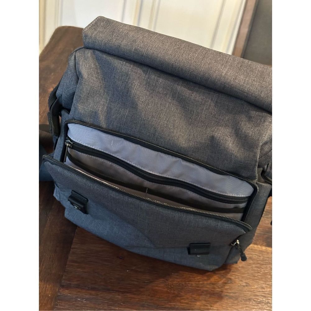 Case Logic Reflection camera/messenger bag - Picture 2 of 16